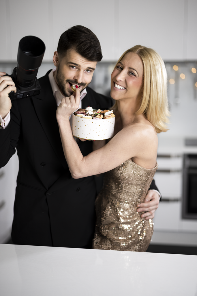 Von „Let’s Dance“ zu „Let’s Bake“ und wieder zurück- süße Weihnachtsgrüße zwischen Tür und "Angel".
Profitänzerin Kathrin Menzinger aus dem Marchfeld schreibt ihr eigenes Kochbuch. © Max Kumptner, © Basti Sevastos, © RTL/S. Gregorowius, © Kathrin Menzinger, © Annalena_jcs
