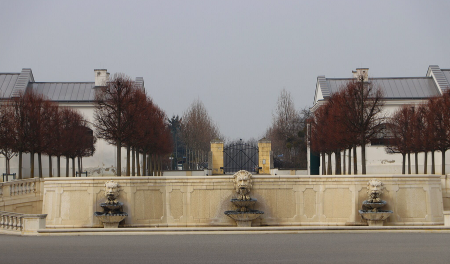 Der Brunnen vor den Reithallen im Winter. © Ulrike Potmesil