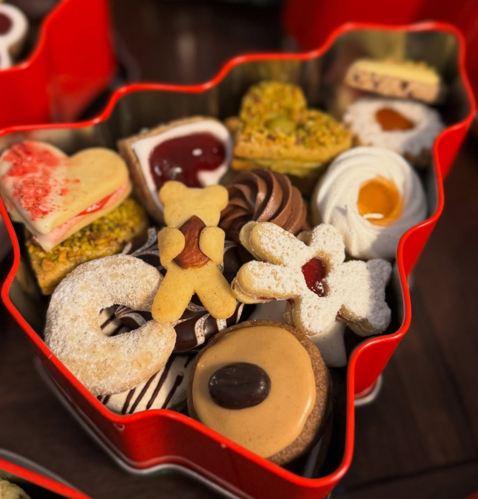 Von „Let’s Dance“ zu „Let’s Bake“ und wieder zurück- süße Weihnachtsgrüße zwischen Tür und "Angel".
Profitänzerin Kathrin Menzinger aus dem Marchfeld schreibt ihr eigenes Kochbuch. © Max Kumptner, © Basti Sevastos, © RTL/S. Gregorowius, © Kathrin Menzinger, © Annalena_jcs
