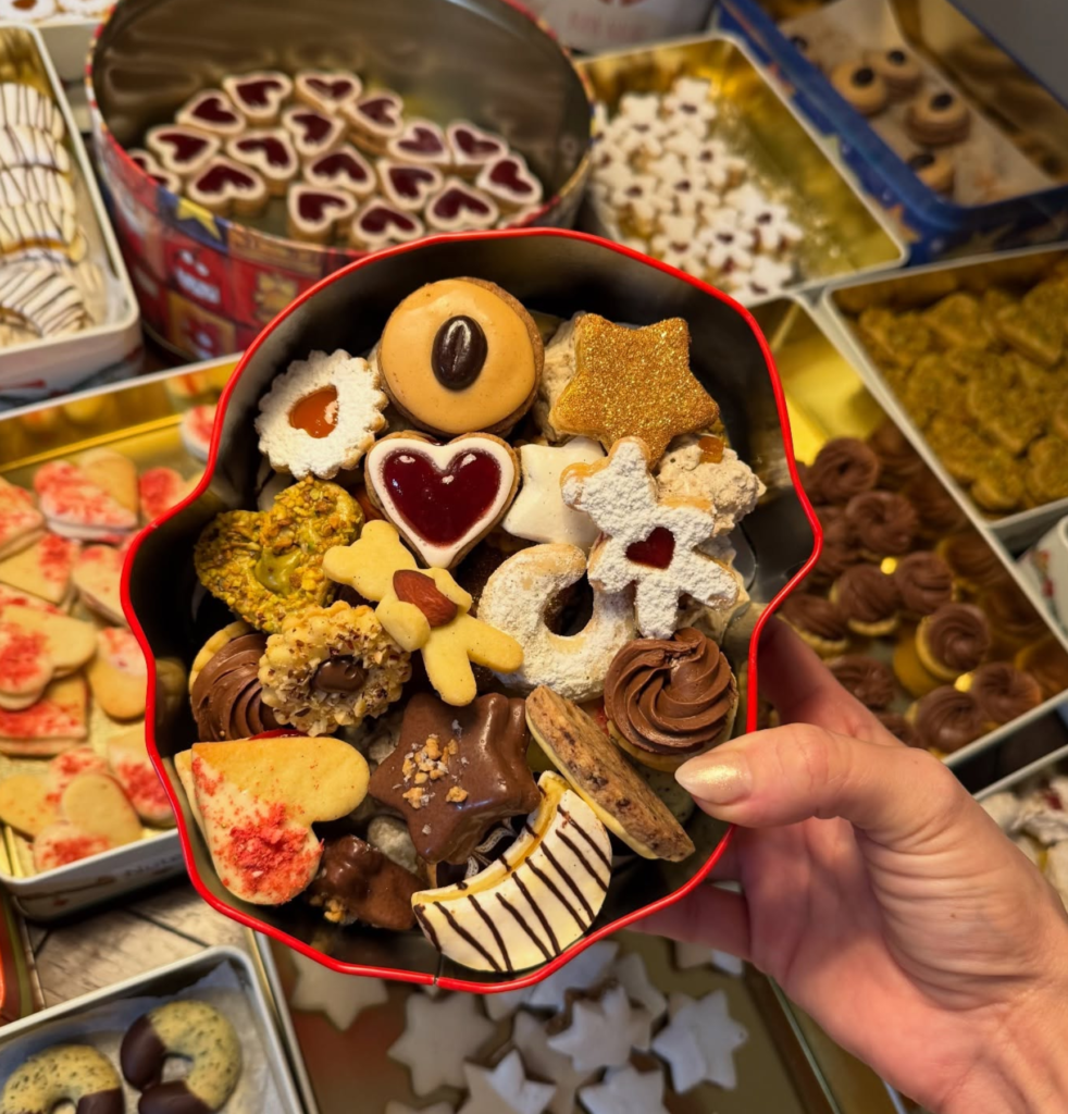 Von „Let’s Dance“ zu „Let’s Bake“ und wieder zurück- süße Weihnachtsgrüße zwischen Tür und "Angel".
Profitänzerin Kathrin Menzinger aus dem Marchfeld schreibt ihr eigenes Kochbuch. © Max Kumptner, © Basti Sevastos, © RTL/S. Gregorowius, © Kathrin Menzinger, © Annalena_jcs
