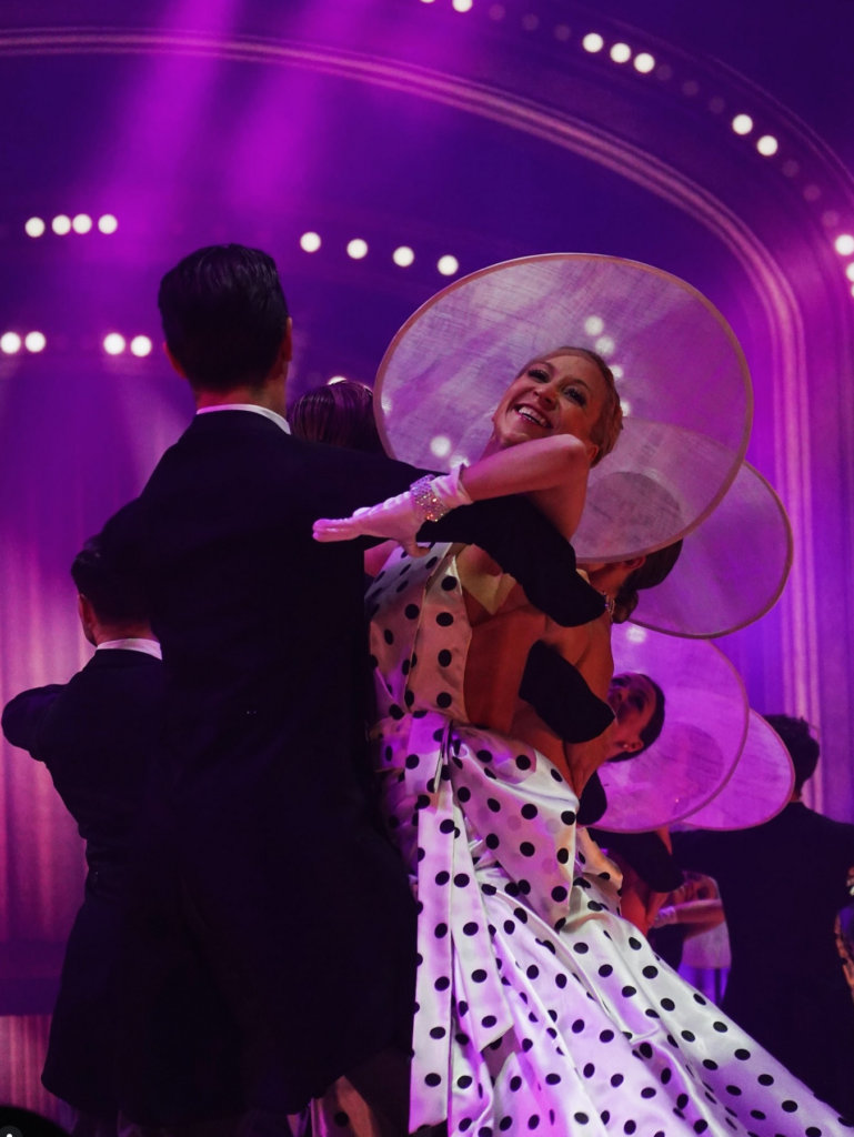 Von „Let’s Dance“ zu „Let’s Bake“ und wieder zurück- süße Weihnachtsgrüße zwischen Tür und "Angel".
Profitänzerin Kathrin Menzinger aus dem Marchfeld schreibt ihr eigenes Kochbuch. © Max Kumptner, © Basti Sevastos, © RTL/S. Gregorowius, © Kathrin Menzinger, © Annalena_jcs
