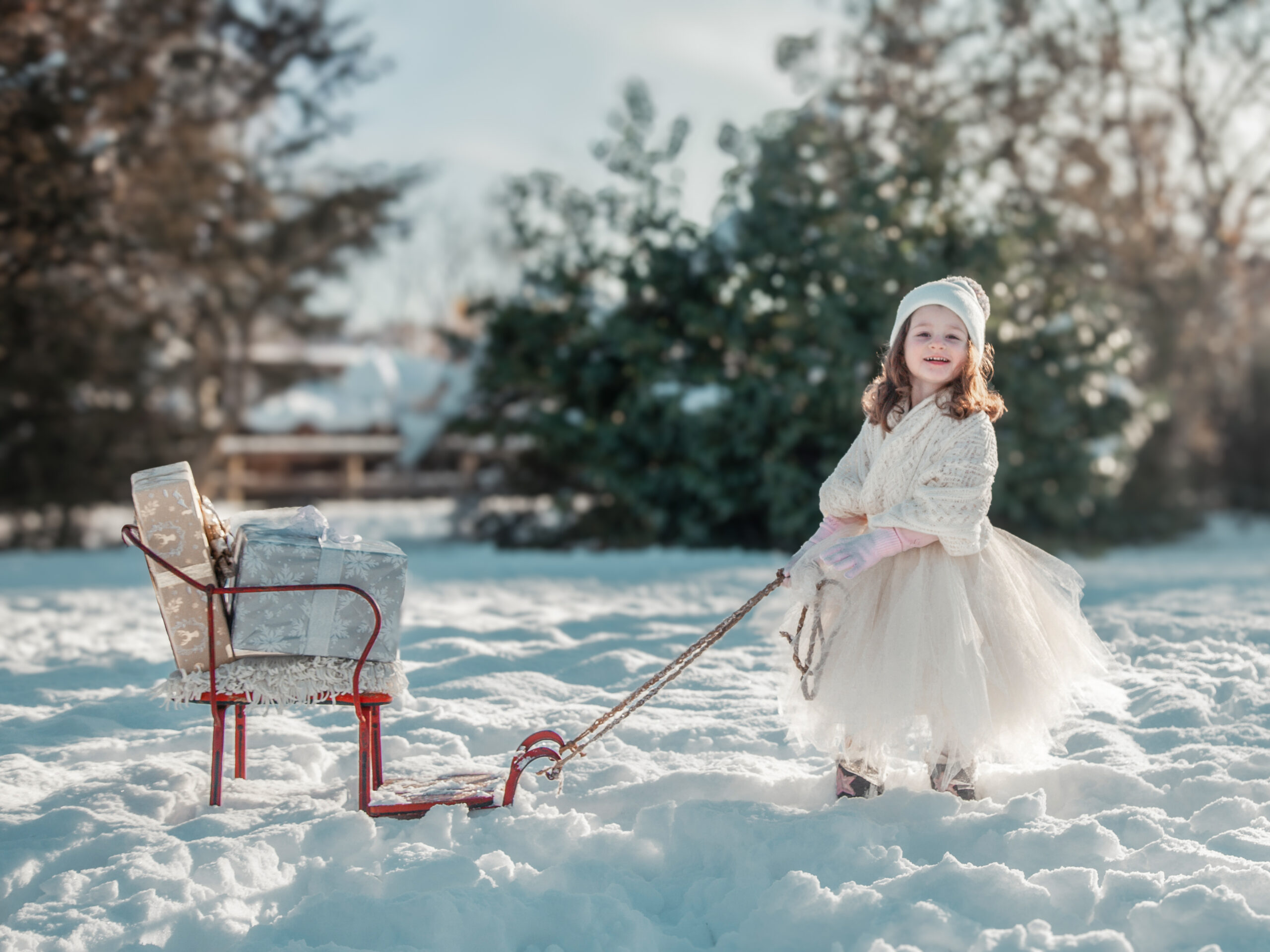 Thekla, das Redaktionsnachbarskind, das immer zur Stelle sind, wenn es um lustige Fotos geht! © Regina Courtier Weihnachtsgrüße aus der Redaktion des Weinviertel-Remasuri.