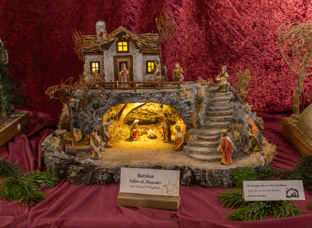 Krippenausstellung in Wolkersdorf.
Foto © Regina Courtier, Krippenverein Wolkersdorf, Krippenausstellung Wolkersdorf, Obfrau Renate Haselböck , Schloss Wolkersdorf, Bezirk Mistelbach, Obmann Stellvertreter Johann Epp, Krippenbaumeister.