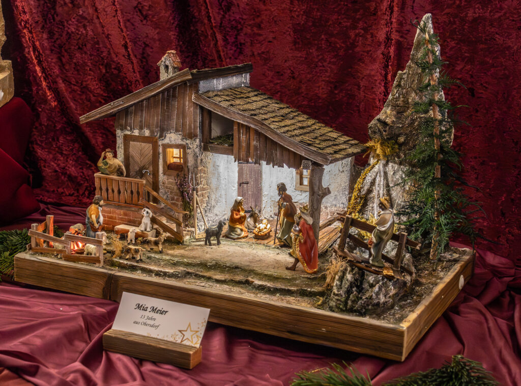 Krippenausstellung in Wolkersdorf.
Foto © Regina Courtier, Krippenverein Wolkersdorf, Krippenausstellung Wolkersdorf, Obfrau Renate Haselböck , Schloss Wolkersdorf, Bezirk Mistelbach, Obmann Stellvertreter Johann Epp, Krippenbaumeister.