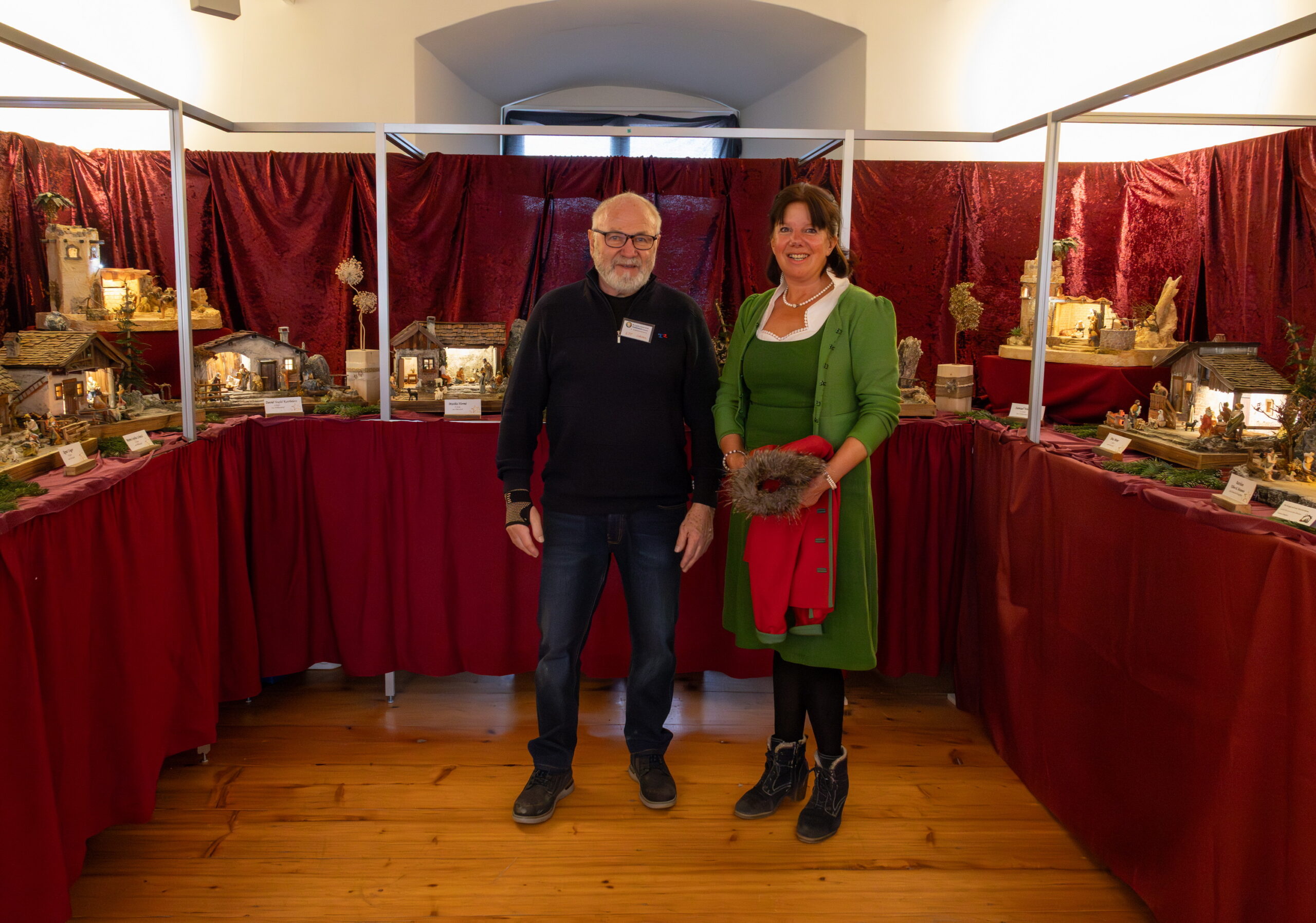 Fotos © Regina Courtier, Krippenverein Wolkersdorf, Krippenausstellung Wolkersdorf, Obfrau Renate Haselböck , Schloss Wolkersdorf, Bezirk Mistelbach, Obann Stellvertreter Johann Epp, Krippenbaumeister.