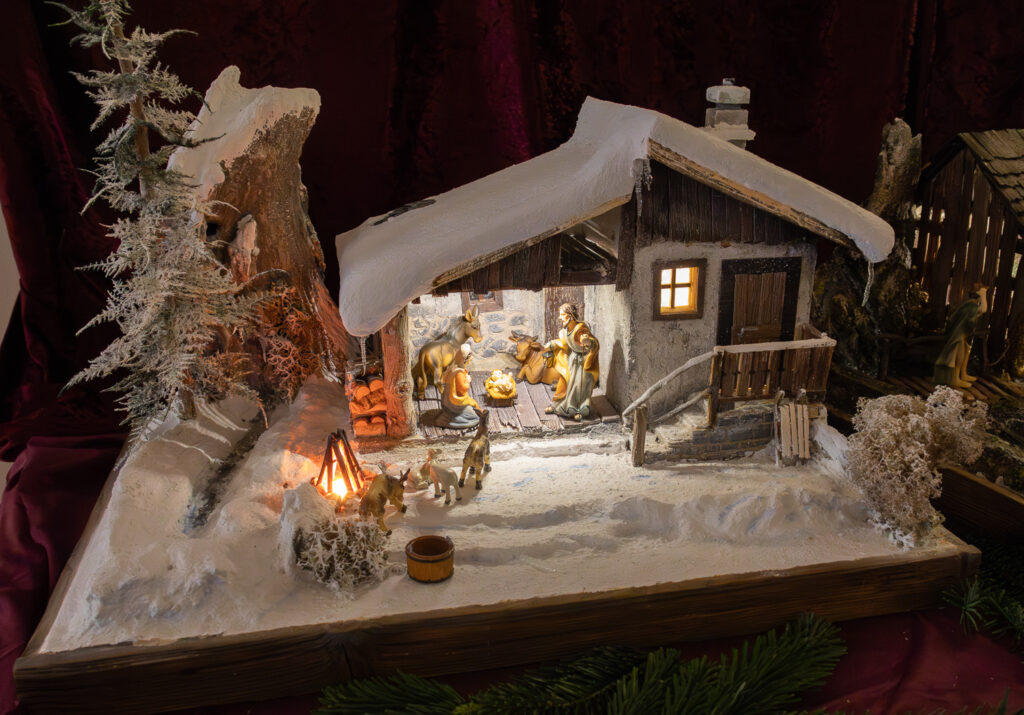 Krippenausstellung in Wolkersdorf.
Foto © Regina Courtier, Krippenverein Wolkersdorf, Krippenausstellung Wolkersdorf, Obfrau Renate Haselböck , Schloss Wolkersdorf, Bezirk Mistelbach, Obmann Stellvertreter Johann Epp, Krippenbaumeister.