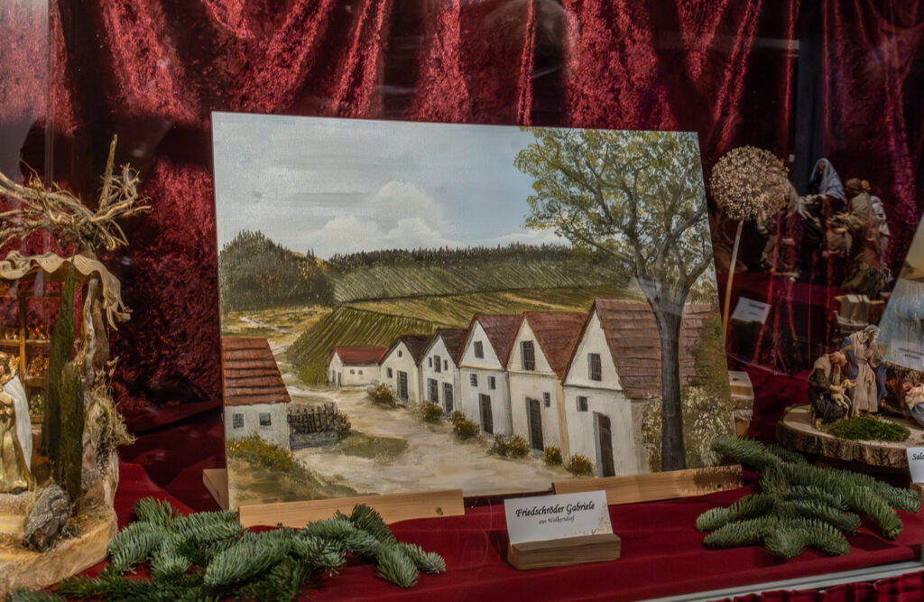 Krippenausstellung in Wolkersdorf.
Foto © Regina Courtier, Krippenverein Wolkersdorf, Krippenausstellung Wolkersdorf, Obfrau Renate Haselböck , Schloss Wolkersdorf, Bezirk Mistelbach, Obmann Stellvertreter Johann Epp, Krippenbaumeister.
