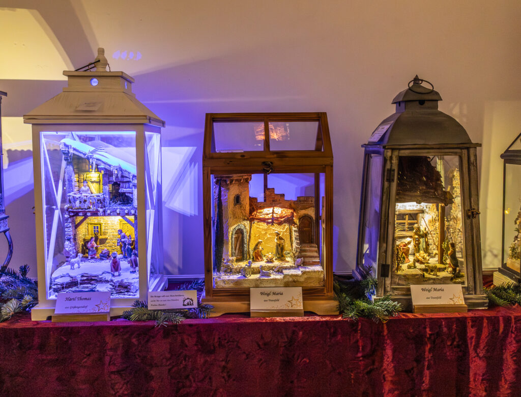 Krippenausstellung in Wolkersdorf.
Foto © Regina Courtier, Krippenverein Wolkersdorf, Krippenausstellung Wolkersdorf, Obfrau Renate Haselböck , Schloss Wolkersdorf, Bezirk Mistelbach, Obmann Stellvertreter Johann Epp, Krippenbaumeister.