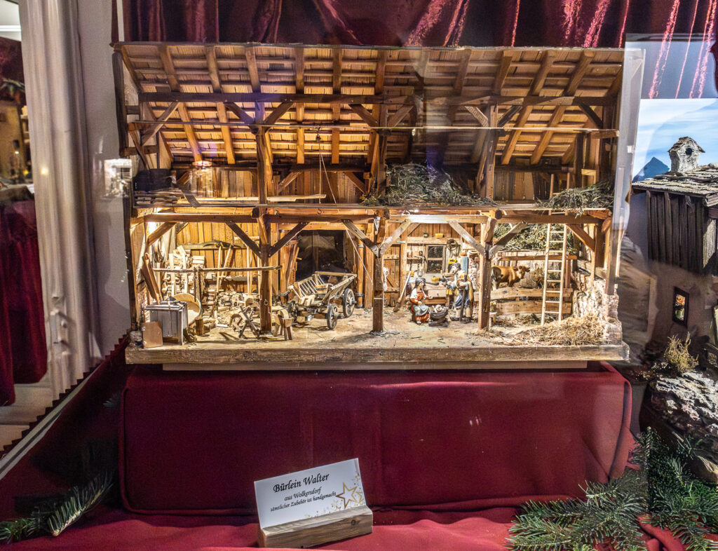 Krippenausstellung in Wolkersdorf.
Foto © Regina Courtier, Krippenverein Wolkersdorf, Krippenausstellung Wolkersdorf, Obfrau Renate Haselböck , Schloss Wolkersdorf, Bezirk Mistelbach, Obmann Stellvertreter Johann Epp, Krippenbaumeister.