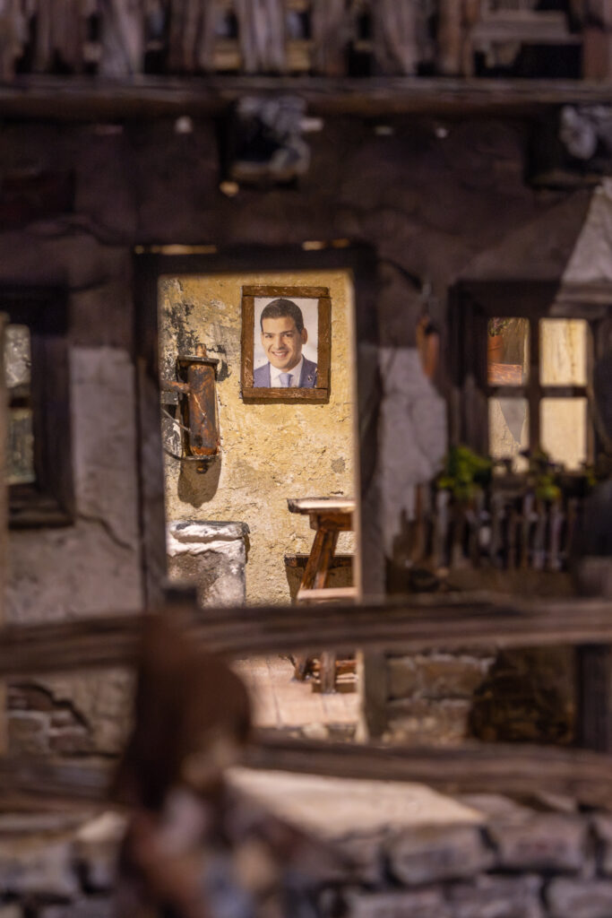 Krippenausstellung in Wolkersdorf.
Foto © Regina Courtier, Krippenverein Wolkersdorf, Krippenausstellung Wolkersdorf, Obfrau Renate Haselböck , Schloss Wolkersdorf, Bezirk Mistelbach, Obmann Stellvertreter Johann Epp, Krippenbaumeister.