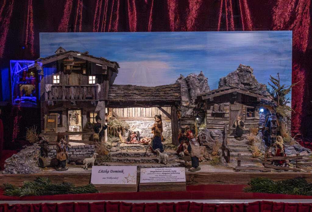 Krippenausstellung in Wolkersdorf.
Foto © Regina Courtier, Krippenverein Wolkersdorf, Krippenausstellung Wolkersdorf, Obfrau Renate Haselböck , Schloss Wolkersdorf, Bezirk Mistelbach, Obmann Stellvertreter Johann Epp, Krippenbaumeister.