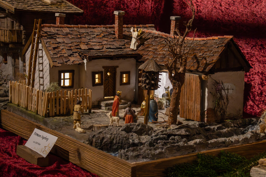 Krippenausstellung in Wolkersdorf.
Foto © Regina Courtier, Krippenverein Wolkersdorf, Krippenausstellung Wolkersdorf, Obfrau Renate Haselböck , Schloss Wolkersdorf, Bezirk Mistelbach, Obmann Stellvertreter Johann Epp, Krippenbaumeister.