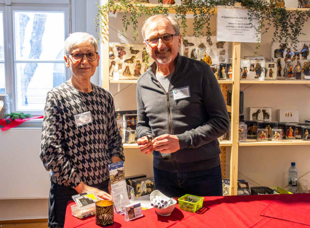 Krippenausstellung in Wolkersdorf.
Foto © Regina Courtier, Krippenverein Wolkersdorf, Krippenausstellung Wolkersdorf, Obfrau Renate Haselböck , Schloss Wolkersdorf, Bezirk Mistelbach, Obmann Stellvertreter Johann Epp, Krippenbaumeister.
