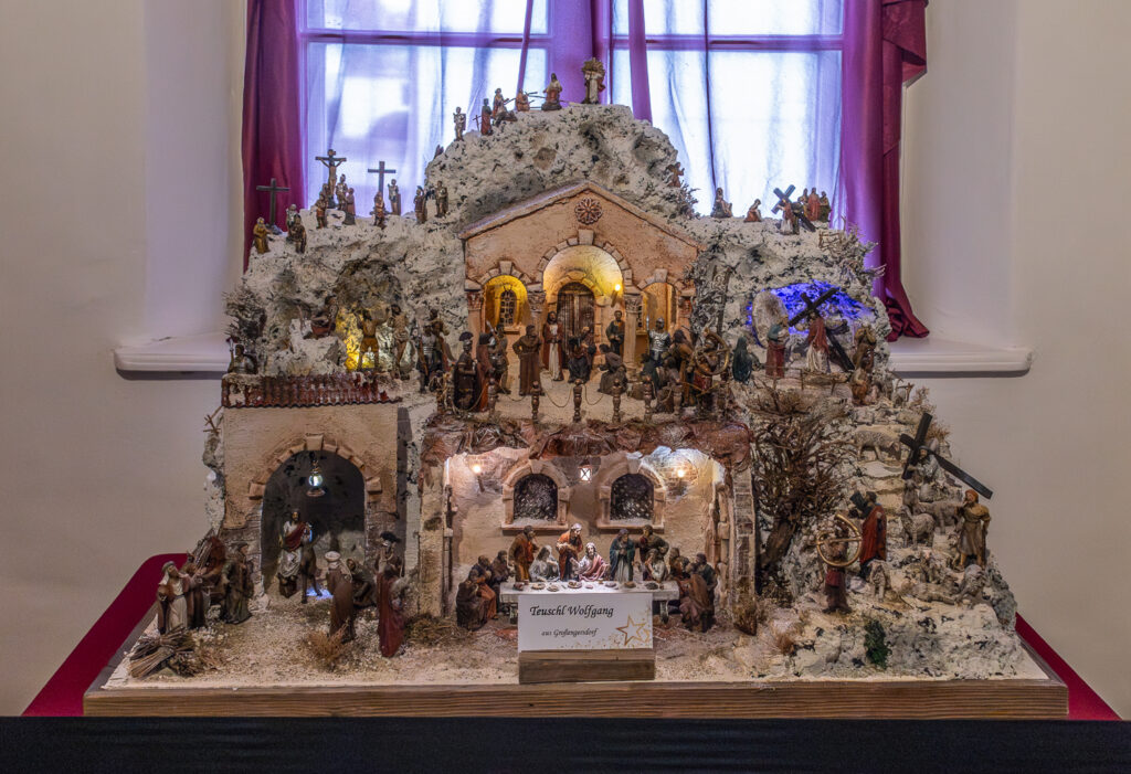 Krippenausstellung in Wolkersdorf.
Foto © Regina Courtier, Krippenverein Wolkersdorf, Krippenausstellung Wolkersdorf, Obfrau Renate Haselböck , Schloss Wolkersdorf, Bezirk Mistelbach, Obmann Stellvertreter Johann Epp, Krippenbaumeister.