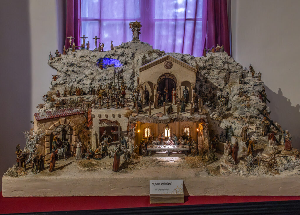 Krippenausstellung in Wolkersdorf.
Foto © Regina Courtier, Krippenverein Wolkersdorf, Krippenausstellung Wolkersdorf, Obfrau Renate Haselböck , Schloss Wolkersdorf, Bezirk Mistelbach, Obmann Stellvertreter Johann Epp, Krippenbaumeister.