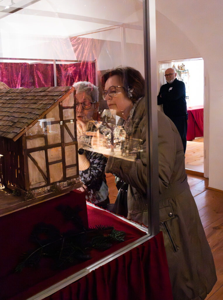 Krippenausstellung in Wolkersdorf.
Foto © Regina Courtier, Krippenverein Wolkersdorf, Krippenausstellung Wolkersdorf, Obfrau Renate Haselböck , Schloss Wolkersdorf, Bezirk Mistelbach, Obmann Stellvertreter Johann Epp, Krippenbaumeister.