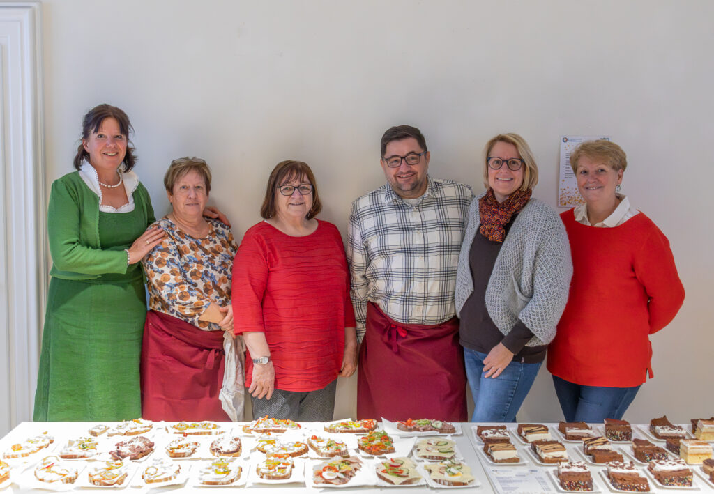 Krippenausstellung in Wolkersdorf.
Foto © Regina Courtier, Krippenverein Wolkersdorf, Krippenausstellung Wolkersdorf, Obfrau Renate Haselböck , Schloss Wolkersdorf, Bezirk Mistelbach, Obmann Stellvertreter Johann Epp, Krippenbaumeister.