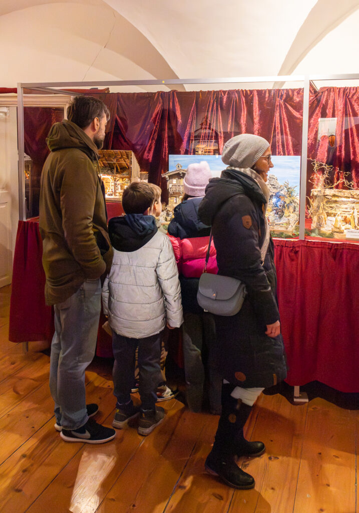 Krippenausstellung in Wolkersdorf.
Foto © Regina Courtier, Krippenverein Wolkersdorf, Krippenausstellung Wolkersdorf, Obfrau Renate Haselböck , Schloss Wolkersdorf, Bezirk Mistelbach, Obmann Stellvertreter Johann Epp, Krippenbaumeister.