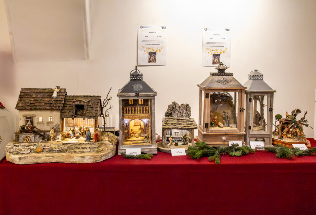 Krippenausstellung in Wolkersdorf.
Foto © Regina Courtier, Krippenverein Wolkersdorf, Krippenausstellung Wolkersdorf, Obfrau Renate Haselböck , Schloss Wolkersdorf, Bezirk Mistelbach, Obmann Stellvertreter Johann Epp, Krippenbaumeister.