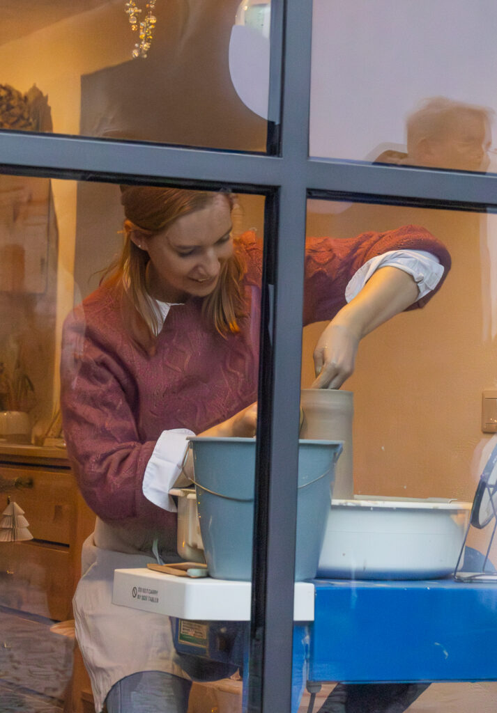 Weihnachtsmarkt Weingut Regner, Traunfeld, Hochleithen, Formfrei, Kunsthandwerk, Christbaumverkauf, Weinverkauf, Anna Regner, Familie Regner, Advent 2025, Tischlermeister, Lukas Regner, Mathias Regner, Josef Regner © Regina Courtier