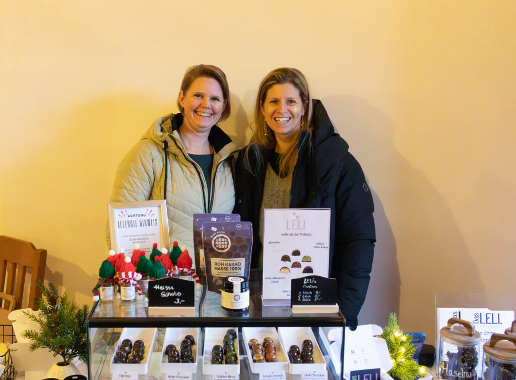 Weihnachtsmarkt Weingut Regner, Traunfeld, Hochleithen, Formfrei, Kunsthandwerk, Christbaumverkauf, Weinverkauf, Anna Regner, Familie Regner, Advent 2025, Tischlermeister, Lukas Regner, Mathias Regner, Josef Regner © Regina Courtier