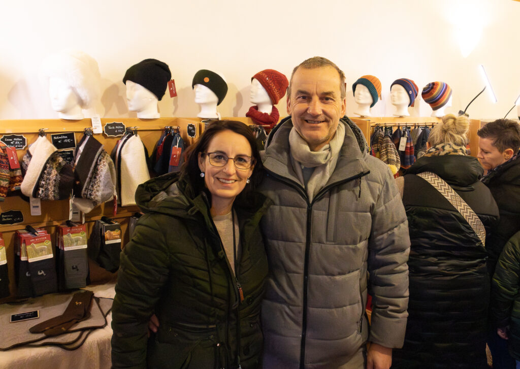 Weihnachtsmarkt Weingut Regner, Traunfeld, Hochleithen, Formfrei, Kunsthandwerk, Christbaumverkauf, Weinverkauf, Anna Regner, Familie Regner, Advent 2025, Tischlermeister, Lukas Regner, Mathias Regner, Josef Regner © Regina Courtier