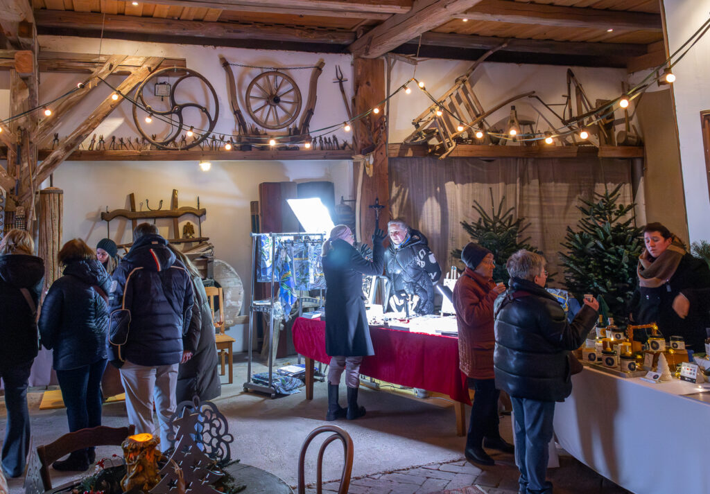 Weihnachtsmarkt Weingut Regner, Traunfeld, Hochleithen, Formfrei, Kunsthandwerk, Christbaumverkauf, Weinverkauf, Anna Regner, Familie Regner, Advent 2025, Tischlermeister, Lukas Regner, Mathias Regner, Josef Regner © Regina Courtier