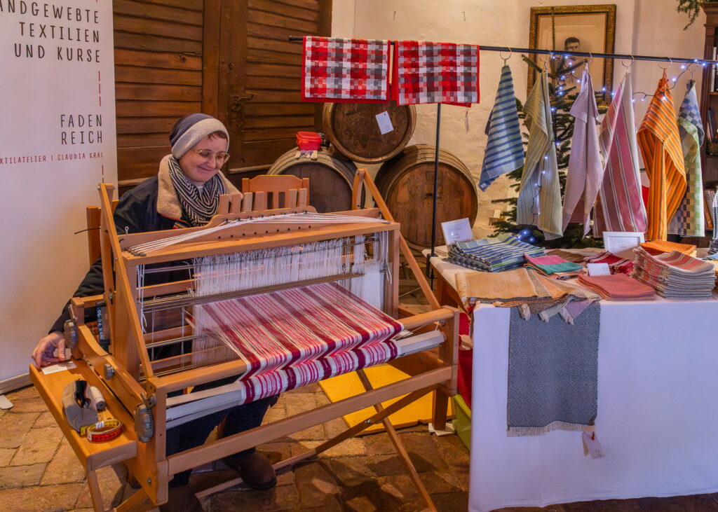 Weihnachtsmarkt Weingut Regner, Traunfeld, Hochleithen, Formfrei, Kunsthandwerk, Christbaumverkauf, Weinverkauf, Anna Regner, Familie Regner, Advent 2025, Tischlermeister, Lukas Regner, Mathias Regner, Josef Regner © Regina Courtier