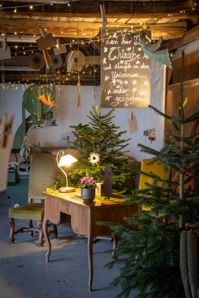 Weihnachtsmarkt Weingut Regner, Traunfeld, Hochleithen, Formfrei, Kunsthandwerk, Christbaumverkauf, Weinverkauf, Anna Regner, Familie Regner, Advent 2025, Tischlermeister, Lukas Regner, Mathias Regner, Josef Regner © Regina Courtier