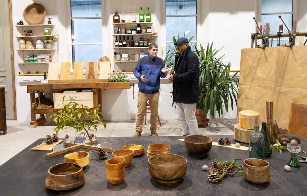 Weihnachtsmarkt Weingut Regner, Traunfeld, Hochleithen, Formfrei, Kunsthandwerk, Christbaumverkauf, Weinverkauf, Anna Regner, Familie Regner, Advent 2025, Tischlermeister, Lukas Regner, Mathias Regner, Josef Regner © Regina Courtier