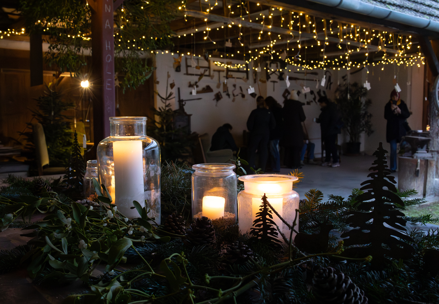 Weihnachtsmarkt Weingut Regner, Traunfeld, Hochleithen, Formfrei, Kunsthandwerk, Christbaumverkauf, Weinverkauf, Anna Regner, Familie Regner, Advent 2025, Tischlermeister, Lukas Regner, Mathias Regner, Josef Regner © Regina Courtier