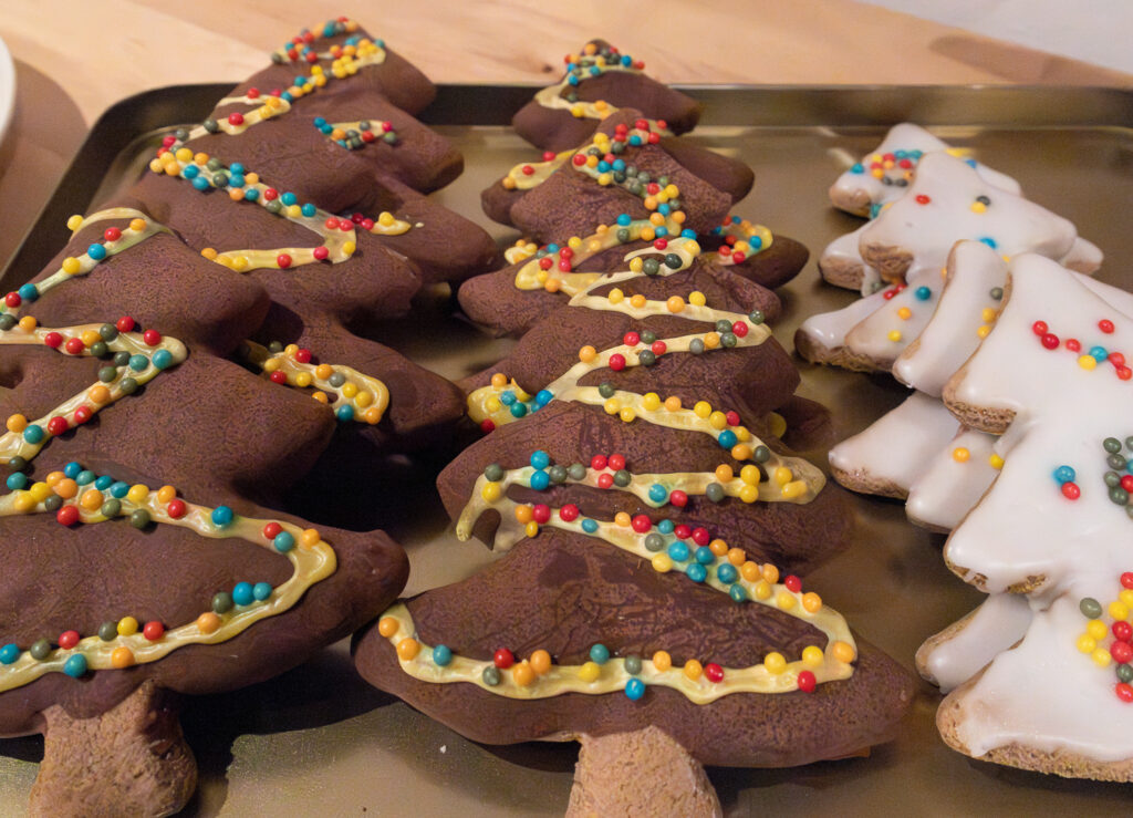 Weihnachtsmarkt Weingut Regner, Traunfeld, Hochleithen, Formfrei, Kunsthandwerk, Christbaumverkauf, Weinverkauf, Anna Regner, Familie Regner, Advent 2025, Tischlermeister, Lukas Regner, Mathias Regner, Josef Regner © Regina Courtier