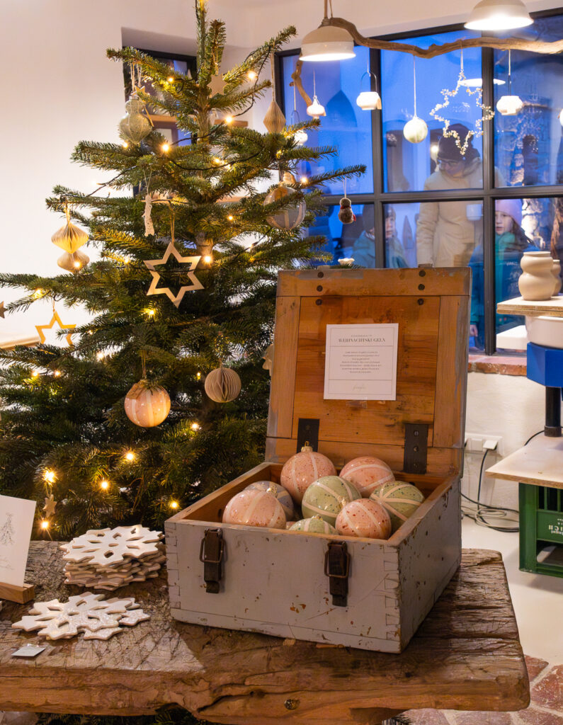 Weihnachtsmarkt Weingut Regner, Traunfeld, Hochleithen, Formfrei, Kunsthandwerk, Christbaumverkauf, Weinverkauf, Anna Regner, Familie Regner, Advent 2025, Tischlermeister, Lukas Regner, Mathias Regner, Josef Regner © Regina Courtier