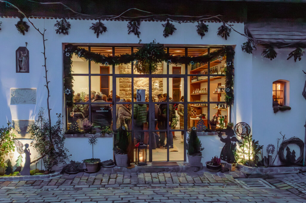 Weihnachtsmarkt Weingut Regner, Traunfeld, Hochleithen, Formfrei, Kunsthandwerk, Christbaumverkauf, Weinverkauf, Anna Regner, Familie Regner, Advent 2025, Tischlermeister, Lukas Regner, Mathias Regner, Josef Regner © Regina Courtier