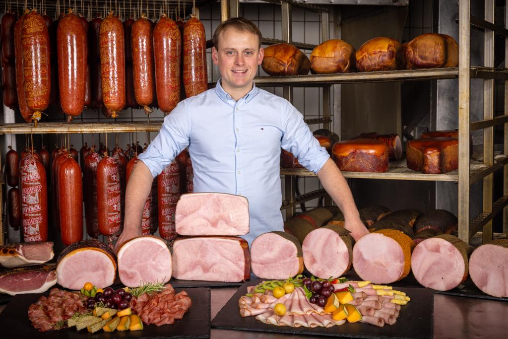 "Eh scho wuascht", Würstelstand, Würstelstandkultur, Patricia Pölzl, Simmering, Wiener Zentralfriedhof, Fleischhauerei Wild, Ferdinand Wild, Weinviertel, Weinviertel-Remasuri © Fleischerei Wild, © Regina Courtier, Immaterielles Kulturerbe