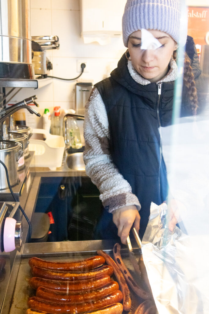 "Eh scho wuascht", Würstelstand, Würstelstandkultur, Patricia Pölzl, Simmering, Wiener Zentralfriedhof, Fleischhauerei Wild, Ferdinand Wild, Weinviertel, Weinviertel-Remasuri © Fleischerei Wild, © Regina Courtier, Immaterielles Kulturerbe