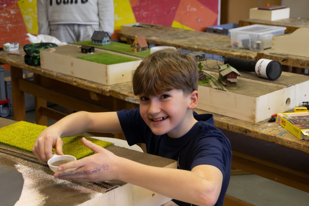 Modellbau macht Schule, NÖMS Wolkersdorf, Christoph Lehner, Christian Kainz, Franz Neuberger, Johann Winter, Baranek Christian, Johann Kammerzelt, Modellbau, Modulbau, Schulprojekt, Wolkersdorf, Modelleisenbahnbau, Weinviertel-Remasuri ©Regina Courtier