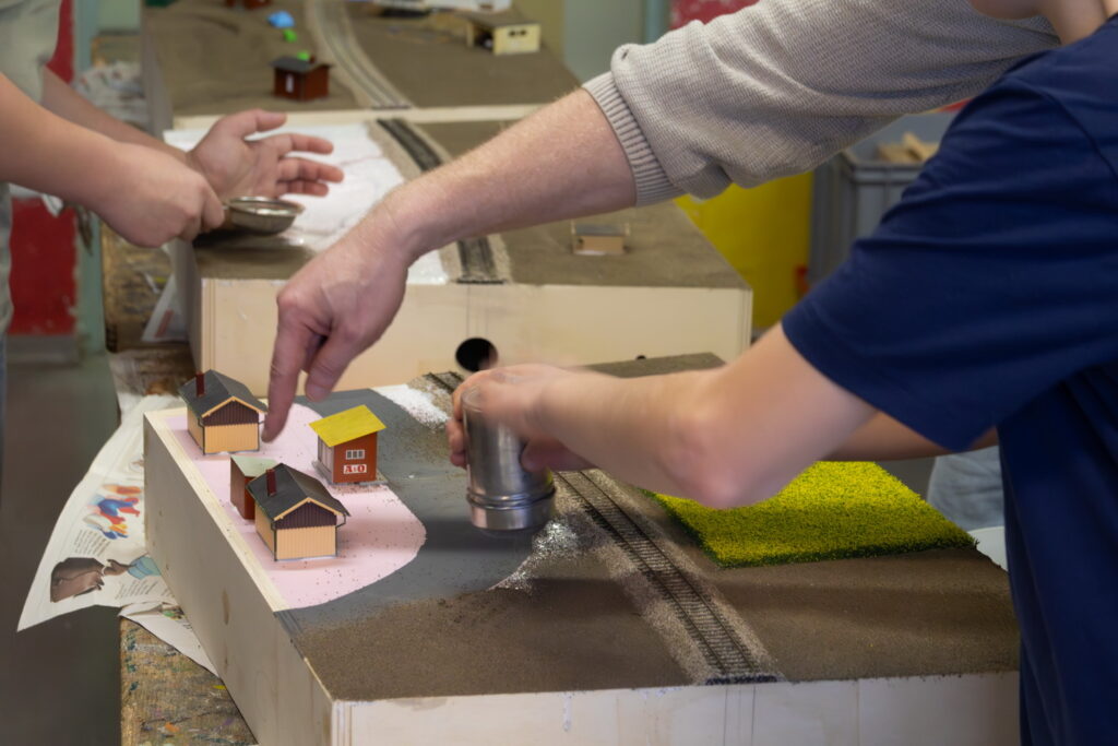 Modellbau macht Schule, NÖMS Wolkersdorf, Christoph Lehner, Christian Kainz, Franz Neuberger, Johann Winter, Baranek Christian, Johann Kammerzelt, Modellbau, Modulbau, Schulprojekt, Wolkersdorf, Modelleisenbahnbau, Weinviertel-Remasuri ©Regina Courtier