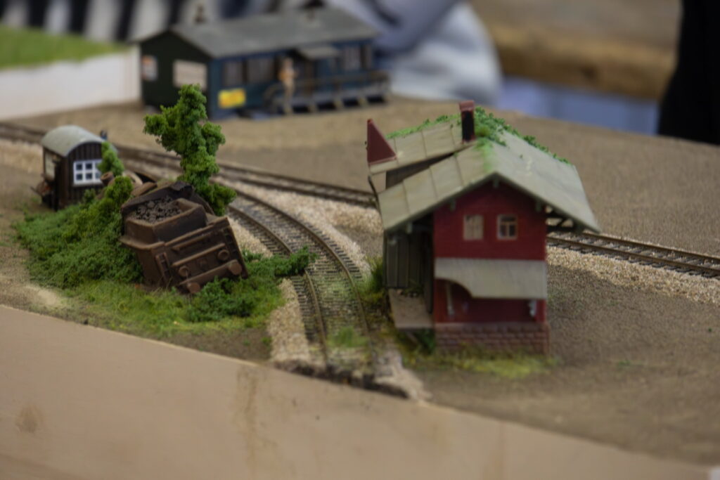 Modellbau macht Schule, NÖMS Wolkersdorf, Christoph Lehner, Christian Kainz, Franz Neuberger, Johann Winter, Baranek Christian, Johann Kammerzelt, Modellbau, Modulbau, Schulprojekt, Wolkersdorf, Modelleisenbahnbau, Weinviertel-Remasuri ©Regina Courtier