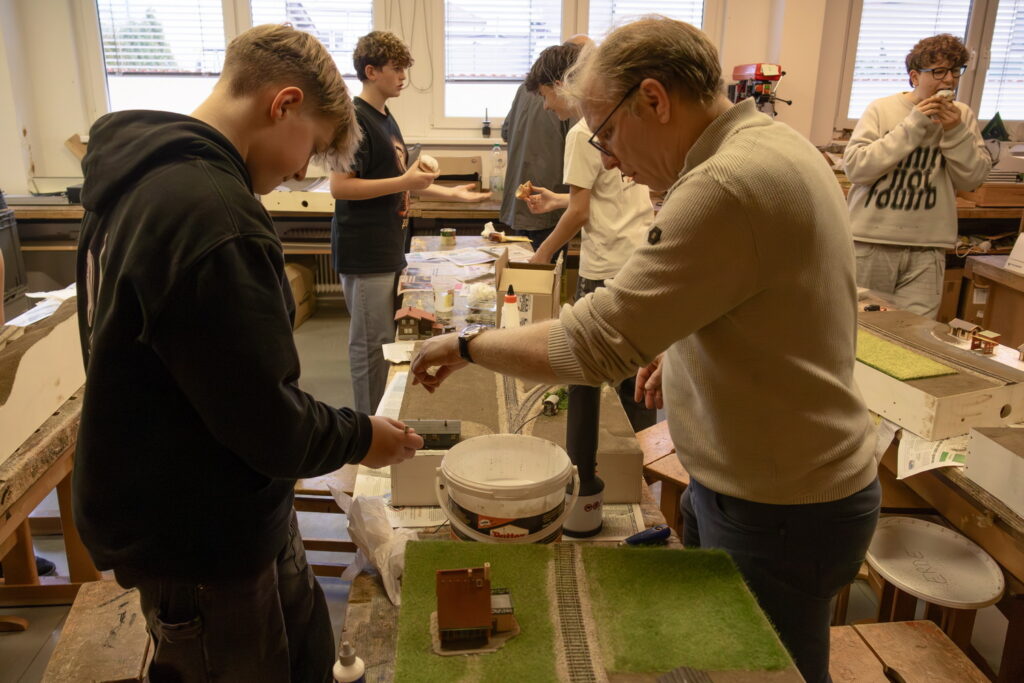 Modellbau macht Schule, NÖMS Wolkersdorf, Christoph Lehner, Christian Kainz, Franz Neuberger, Johann Winter, Baranek Christian, Johann Kammerzelt, Modellbau, Modulbau, Schulprojekt, Wolkersdorf, Modelleisenbahnbau, Weinviertel-Remasuri ©Regina Courtier