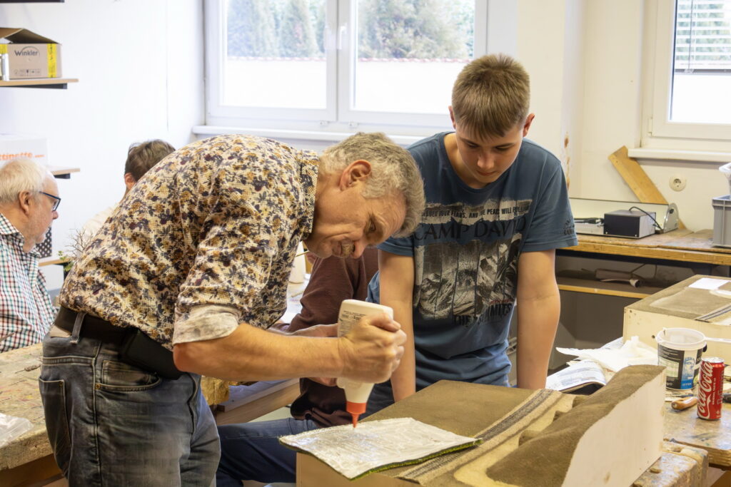 Modellbau macht Schule, NÖMS Wolkersdorf, Christoph Lehner, Christian Kainz, Franz Neuberger, Johann Winter, Baranek Christian, Johann Kammerzelt, Modellbau, Modulbau, Schulprojekt, Wolkersdorf, Modelleisenbahnbau, Weinviertel-Remasuri ©Regina Courtier