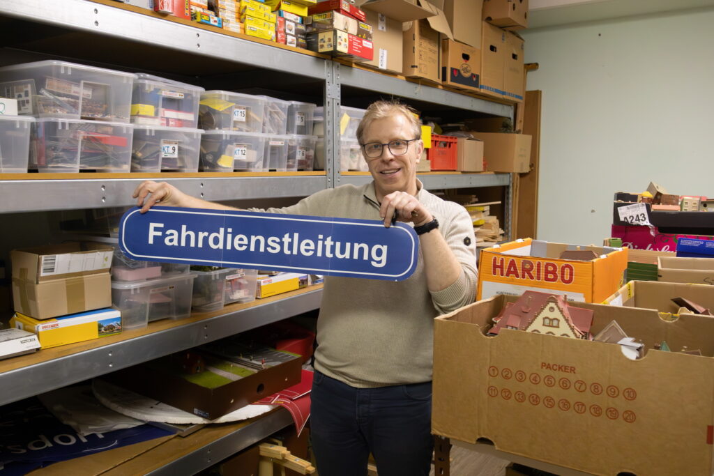 Modellbau macht Schule, NÖMS Wolkersdorf, Christoph Lehner, Christian Kainz, Franz Neuberger, Johann Winter, Baranek Christian, Johann Kammerzelt, Modellbau, Modulbau, Schulprojekt, Wolkersdorf, Modelleisenbahnbau, Weinviertel-Remasuri ©Regina Courtier