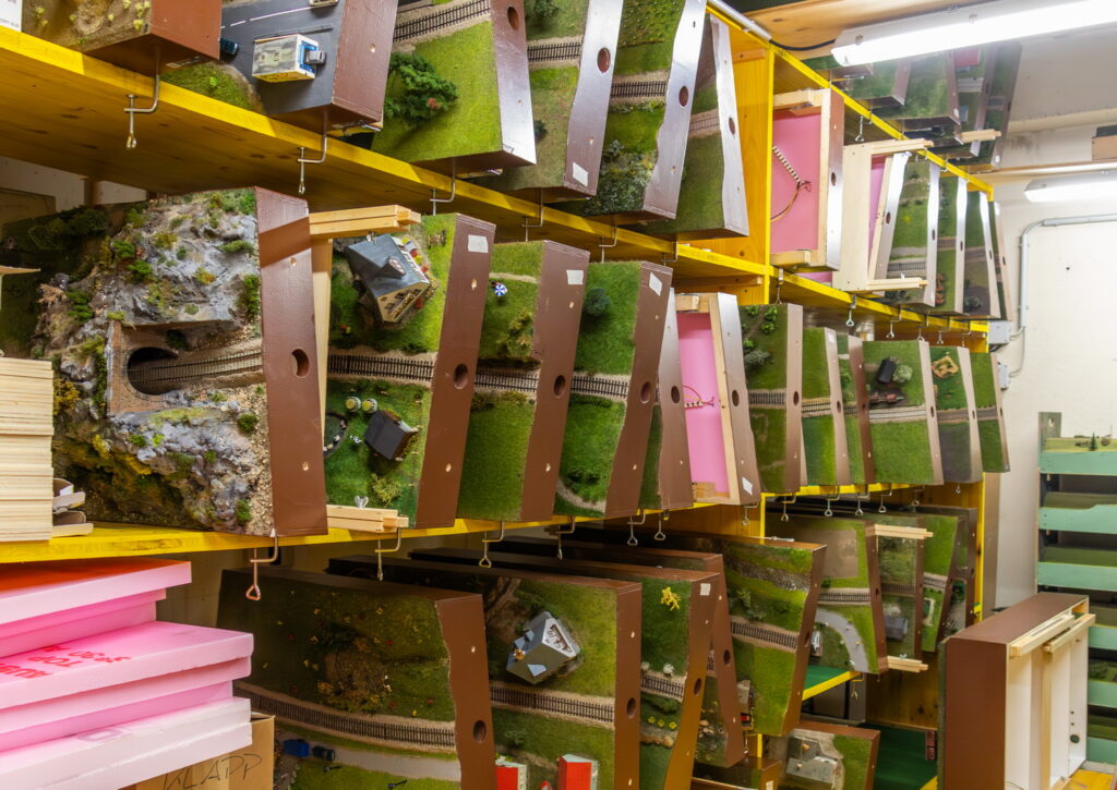 Modellbau macht Schule, NÖMS Wolkersdorf, Christoph Lehner, Christian Kainz, Franz Neuberger, Johann Winter, Baranek Christian, Johann Kammerzelt, Modellbau, Modulbau, Schulprojekt, Wolkersdorf, Modelleisenbahnbau, Weinviertel-Remasuri ©Regina Courtier