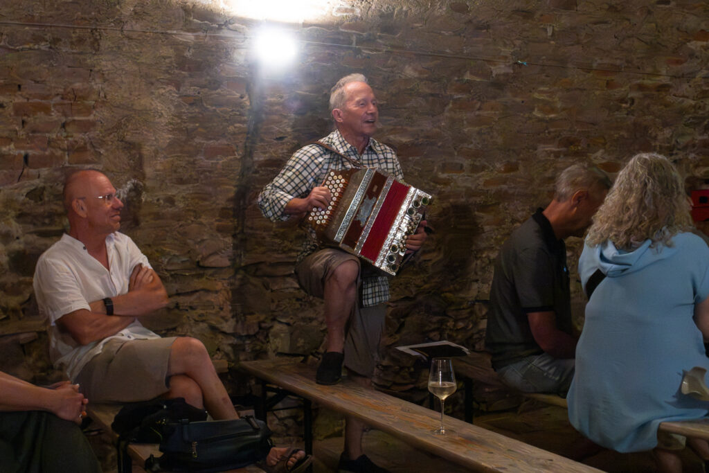 ©Regina Courtier, Kellergasse, Pillichsdorf, Weinviertler-Kellerleben, Wolfgang Paar, Johannes Rieder, Florian Faber, Markus Lauda, Kellergassenleben, Weinviertel, Weinviertel-Remasuri, Buchpräsentation, Edition Winkler-Hermaden.
