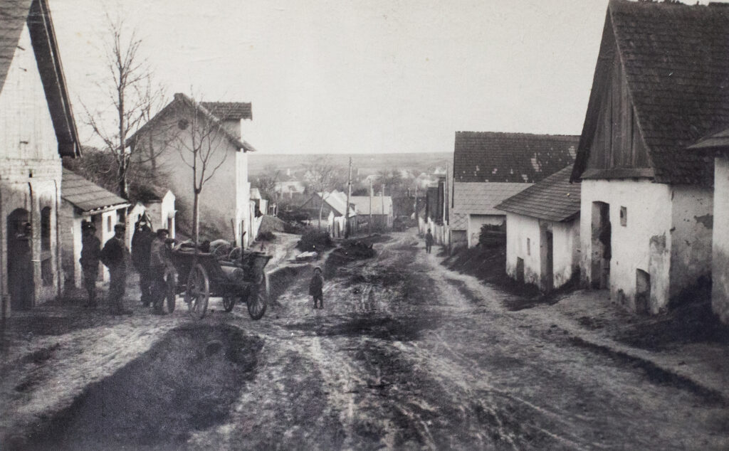 © Regina Courtier, Weinviertel-Remasuri, Topothek, Postkarten, Alte Fotos, Dokumente, Alexander Schatek, Weinviertel, Leader Region Weinviertel Ost, Online-Archiv.