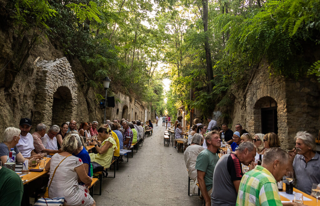 Kellergasse
Hautzendorf
Hohlwegkellergasse
Kreuttal
Josef Schäfer
Trio Weltlin
Weinviertel-Remasuri
©Regina Courtier
Fredi Gradinger
Franz Horacek
Hans Radon
Engelbert Mach
Martin Fostel
Manfred Chromy