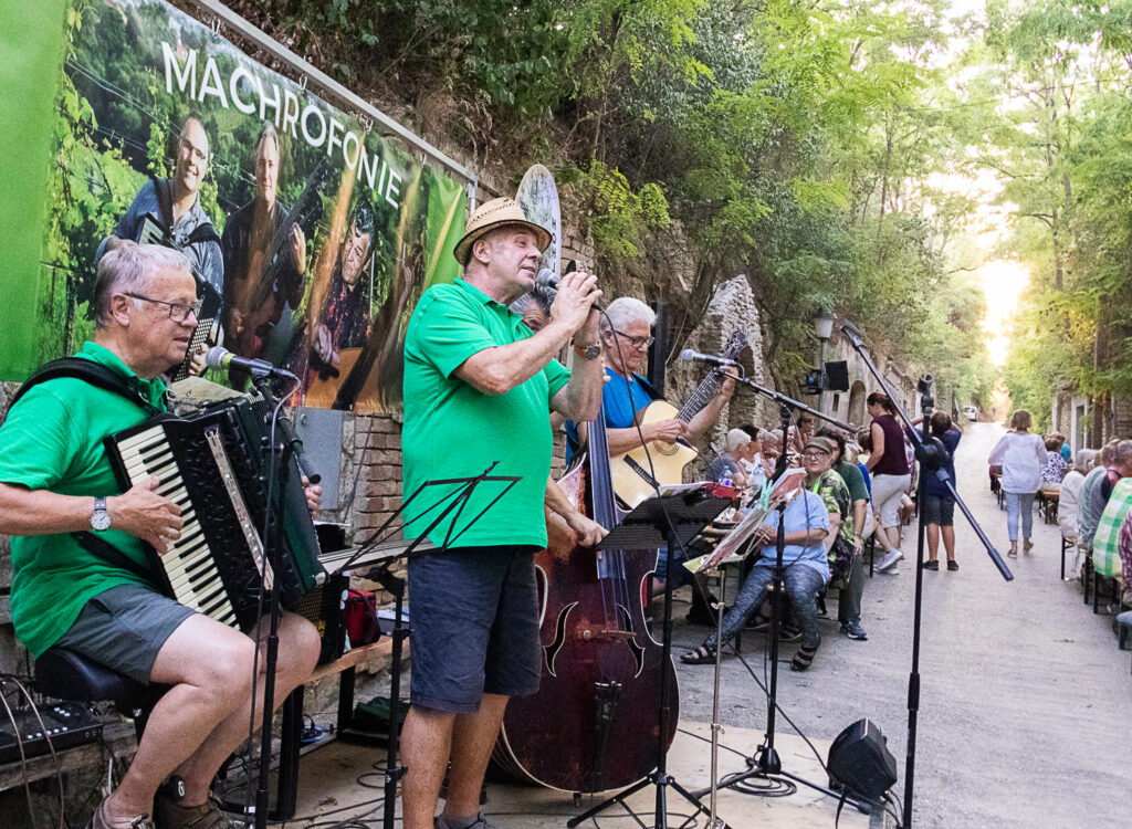 Kellergasse
Hautzendorf
Hohlwegkellergasse
Kreuttal
Josef Schäfer
Trio Weltlin
Weinviertel-Remasuri
©Regina Courtier
Fredi Gradinger
Franz Horacek
Hans Radon
Engelbert Mach
Martin Fostel
Manfred Chromy