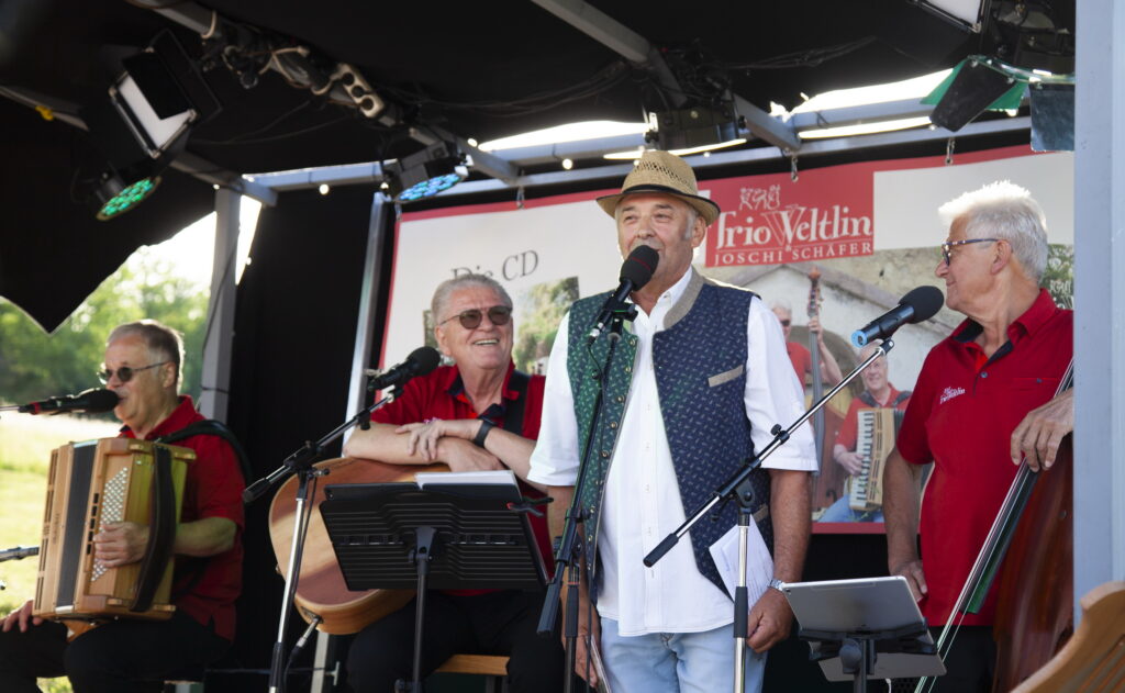 Fritz Oslansky,
Helmut Schneeweiß,
Fredi Gradinger,
Trio Wien, Trio Weltlin, Wienerlied, Rudi Koschelu, Andy Müller, Harry Matzl, Joschi Schäfer, Kellergasse Hautzendorf, Weinviertler Heurigenlieder, Urlaub in Hautzendorf, Engelbert Mach, Alfred Gradinger, Komponist, ©Regina Courtier, Weinviertel-Remasuri,