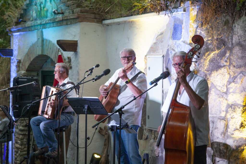 Fritz Oslansky,
Helmut Schneeweiß,
Fredi Gradinger,
Trio Wien, Trio Weltlin, Wienerlied, Rudi Koschelu, Andy Müller, Harry Matzl, Joschi Schäfer, Kellergasse Hautzendorf, Weinviertler Heurigenlieder, Urlaub in Hautzendorf, Engelbert Mach, Alfred Gradinger, Komponist, ©Regina Courtier, Weinviertel-Remasuri,