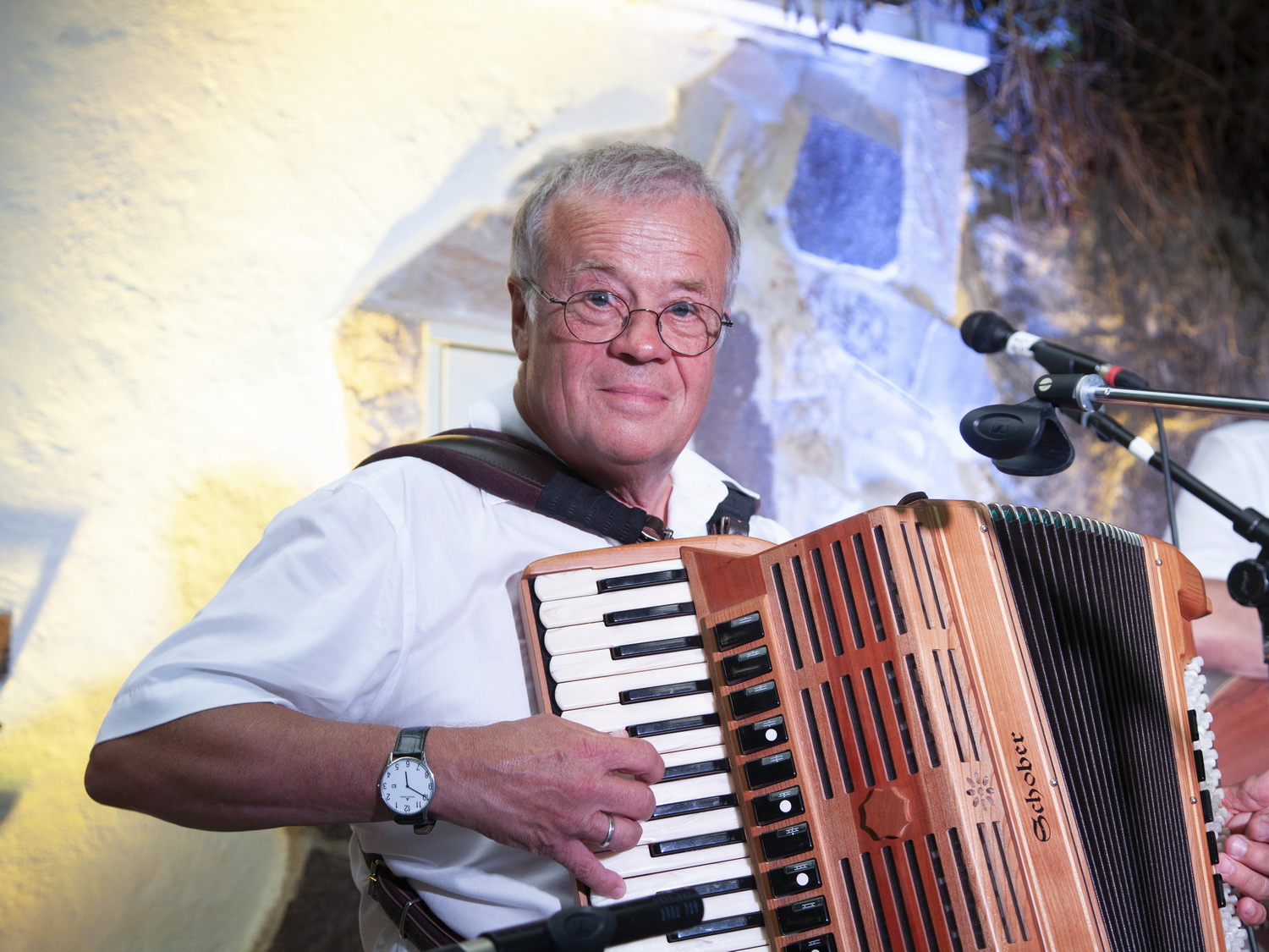 Fritz Oslansky, Helmut Schneeweiß, Fredi Gradinger, Trio Wien, Trio Weltlin, Wienerlied, Rudi Koschelu, Andy Müller, Harry Matzl, Joschi Schäfer, Kellergasse Hautzendorf, Weinviertler Heurigenlieder, Urlaub in Hautzendorf, Engelbert Mach, Alfred Gradinger, Komponist, ©Regina Courtier, Weinviertel-Remasuri,